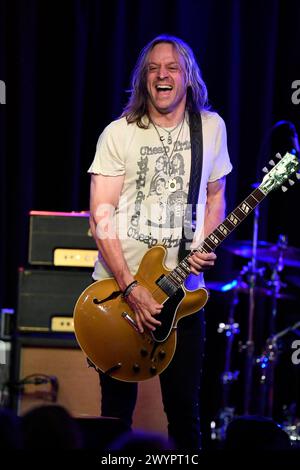 7 aprile 2024, Corona, CA, USA: Tony Higbee Guitar for Keifer Band fa una sosta presso la Coach House di San Juan Capistrano CA il 7 aprile 2024 durante il loro Live Loud Tour. Tom Keifer rimane una figura resiliente e rilevante nel mondo della roccia attraverso una costante reimmaginazione e rinnovamento. La sua storia inizia come cantautore, chitarrista e frontman dei pesi massimi dell'hard rock Cenerentola. La sua voce e la sua chitarra, e il bluesy, no-BS arena-shaking songwriting, sono stati parte integrante nel movimento di 15 milioni di dischi in tutto il mondo. (Immagine di credito: © Dave Safley/ZUMA Press Wire) SOLO PER USO EDITORIALE! Non per commerciale Foto Stock