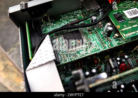 Monaco di Baviera, Germania - 11 settembre 2023: Un'intricata scheda a circuito stampato con microchip, condensatori e connettori, che mette in evidenza la complessità dei dispositivi elettronici Foto Stock