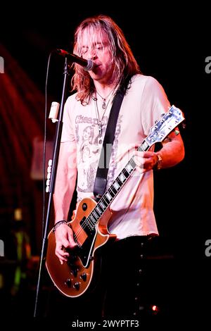 7 aprile 2024, Corona, CA, USA: Tony Higbee Guitar for Keifer Band fa una sosta presso la Coach House di San Juan Capistrano CA il 7 aprile 2024 durante il loro Live Loud Tour. Tom Keifer rimane una figura resiliente e rilevante nel mondo della roccia attraverso una costante reimmaginazione e rinnovamento. La sua storia inizia come cantautore, chitarrista e frontman dei pesi massimi dell'hard rock Cenerentola. La sua voce e la sua chitarra, e il bluesy, no-BS arena-shaking songwriting, sono stati parte integrante nel movimento di 15 milioni di dischi in tutto il mondo. (Immagine di credito: © Dave Safley/ZUMA Press Wire) SOLO PER USO EDITORIALE! Non per commerciale Foto Stock