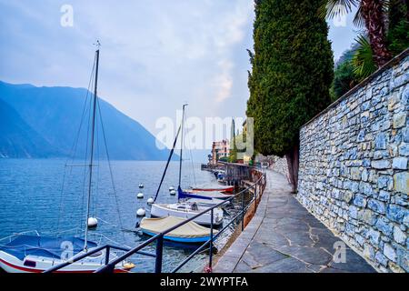 Gli yacht a vela e le barche da pesca legati lungo il lungomare di Gandria, in Svizzera Foto Stock