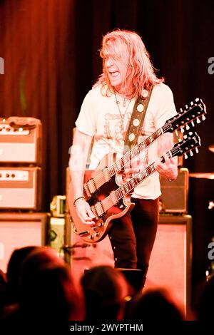 7 aprile 2024, Corona, CA, USA: Tony Higbee Guitar for Keifer Band fa una sosta presso la Coach House di San Juan Capistrano CA il 7 aprile 2024 durante il loro Live Loud Tour. Tom Keifer rimane una figura resiliente e rilevante nel mondo della roccia attraverso una costante reimmaginazione e rinnovamento. La sua storia inizia come cantautore, chitarrista e frontman dei pesi massimi dell'hard rock Cenerentola. La sua voce e la sua chitarra, e il bluesy, no-BS arena-shaking songwriting, sono stati parte integrante nel movimento di 15 milioni di dischi in tutto il mondo. (Immagine di credito: © Dave Safley/ZUMA Press Wire) SOLO PER USO EDITORIALE! Non per commerciale Foto Stock