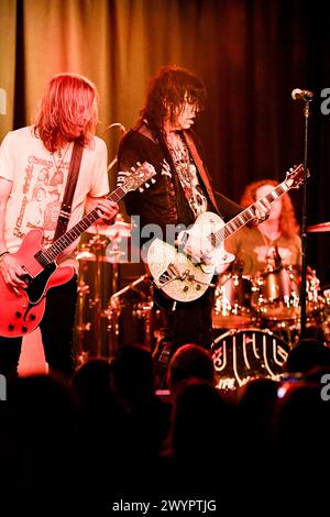 7 aprile 2024, Corona, CA, USA: Keifer Band fa una sosta presso la Coach House di San Juan Capistrano CA il 7 aprile 2024 durante il loro Live Loud Tour. Tom Keifer rimane una figura resiliente e rilevante nel mondo della roccia attraverso una costante reimmaginazione e rinnovamento. La sua storia inizia come cantautore, chitarrista e frontman dei pesi massimi dell'hard rock Cenerentola. La sua voce e la sua chitarra, e il bluesy, no-BS arena-shaking songwriting, sono stati parte integrante nel movimento di 15 milioni di dischi in tutto il mondo. (Immagine di credito: © Dave Safley/ZUMA Press Wire) SOLO PER USO EDITORIALE! Non per USO commerciale! Foto Stock