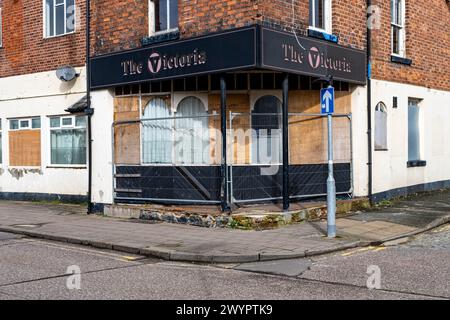 Il pub Victoria, chiuso e imbarcato nel centro della città di Crewe, Cheshire, Regno Unito Foto Stock