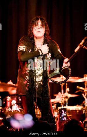 7 aprile 2024, Corona, CA, USA: Tom Keifer voce / chitarra per Keifer Band fa tappa alla Coach House di San Juan Capistrano CA il 7 aprile 2024 nel loro Live Loud Tour. Tom Keifer rimane una figura resiliente e rilevante nel mondo della roccia attraverso una costante reimmaginazione e rinnovamento. La sua storia inizia come cantautore, chitarrista e frontman dei pesi massimi dell'hard rock Cenerentola. La sua voce e la sua chitarra, e il bluesy, no-BS arena-shaking songwriting, sono stati parte integrante nel movimento di 15 milioni di dischi in tutto il mondo. (Immagine di credito: © Dave Safley/ZUMA Press Wire) SOLO PER USO EDITORIALE! Non per C. Foto Stock