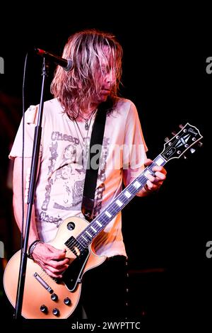 7 aprile 2024, Corona, CA, USA: Tony Higbee Guitar for Keifer Band fa una sosta presso la Coach House di San Juan Capistrano CA il 7 aprile 2024 durante il loro Live Loud Tour. Tom Keifer rimane una figura resiliente e rilevante nel mondo della roccia attraverso una costante reimmaginazione e rinnovamento. La sua storia inizia come cantautore, chitarrista e frontman dei pesi massimi dell'hard rock Cenerentola. La sua voce e la sua chitarra, e il bluesy, no-BS arena-shaking songwriting, sono stati parte integrante nel movimento di 15 milioni di dischi in tutto il mondo. (Immagine di credito: © Dave Safley/ZUMA Press Wire) SOLO PER USO EDITORIALE! Non per commerciale Foto Stock