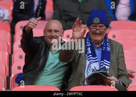 Londra, Regno Unito. 7 aprile 2024. I tifosi del Peterborough United si sono visti prima del calcio d'inizio durante la finale dell'EFL Trophy tra Peterborough United e Wycombe Wanderers al Wembley Stadium di Londra, Inghilterra, il 7 aprile 2024. Foto di Carlton Myrie. Solo per uso editoriale, licenza richiesta per uso commerciale. Non utilizzare in scommesse, giochi o pubblicazioni di singoli club/campionato/giocatori. Crediti: UK Sports Pics Ltd/Alamy Live News Foto Stock