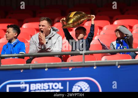 Londra, Regno Unito. 7 aprile 2024. I tifosi del Peterborough United si sono visti prima del calcio d'inizio durante la finale dell'EFL Trophy tra Peterborough United e Wycombe Wanderers al Wembley Stadium di Londra, Inghilterra, il 7 aprile 2024. Foto di Carlton Myrie. Solo per uso editoriale, licenza richiesta per uso commerciale. Non utilizzare in scommesse, giochi o pubblicazioni di singoli club/campionato/giocatori. Crediti: UK Sports Pics Ltd/Alamy Live News Foto Stock