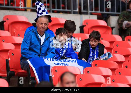 Londra, Regno Unito. 7 aprile 2024. I tifosi del Peterborough United si sono visti prima del calcio d'inizio durante la finale dell'EFL Trophy tra Peterborough United e Wycombe Wanderers al Wembley Stadium di Londra, Inghilterra, il 7 aprile 2024. Foto di Carlton Myrie. Solo per uso editoriale, licenza richiesta per uso commerciale. Non utilizzare in scommesse, giochi o pubblicazioni di singoli club/campionato/giocatori. Crediti: UK Sports Pics Ltd/Alamy Live News Foto Stock