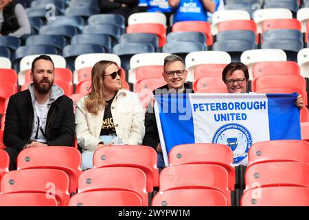 Londra, Regno Unito. 7 aprile 2024. I tifosi del Peterborough United si sono visti prima del calcio d'inizio durante la finale dell'EFL Trophy tra Peterborough United e Wycombe Wanderers al Wembley Stadium di Londra, Inghilterra, il 7 aprile 2024. Foto di Carlton Myrie. Solo per uso editoriale, licenza richiesta per uso commerciale. Non utilizzare in scommesse, giochi o pubblicazioni di singoli club/campionato/giocatori. Crediti: UK Sports Pics Ltd/Alamy Live News Foto Stock