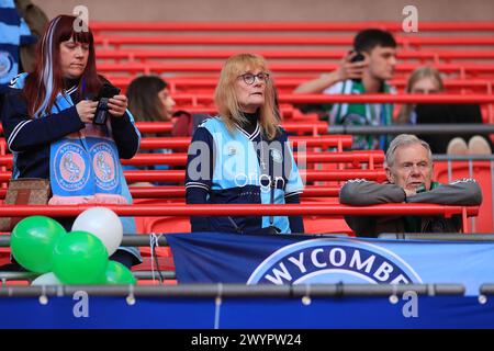 Londra, Regno Unito. 7 aprile 2024. I tifosi dei Wycombe Wanderers si sono visti prima del calcio d'inizio durante la finale dell'EFL Trophy tra Peterborough United e Wycombe Wanderers al Wembley Stadium, Londra, Inghilterra, il 7 aprile 2024. Foto di Carlton Myrie. Solo per uso editoriale, licenza richiesta per uso commerciale. Non utilizzare in scommesse, giochi o pubblicazioni di singoli club/campionato/giocatori. Crediti: UK Sports Pics Ltd/Alamy Live News Foto Stock