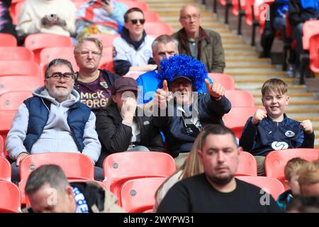 Londra, Regno Unito. 7 aprile 2024. I tifosi del Peterborough United si sono visti prima del calcio d'inizio durante la finale dell'EFL Trophy tra Peterborough United e Wycombe Wanderers al Wembley Stadium di Londra, Inghilterra, il 7 aprile 2024. Foto di Carlton Myrie. Solo per uso editoriale, licenza richiesta per uso commerciale. Non utilizzare in scommesse, giochi o pubblicazioni di singoli club/campionato/giocatori. Crediti: UK Sports Pics Ltd/Alamy Live News Foto Stock