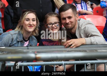 Londra, Regno Unito. 7 aprile 2024. I tifosi del Peterborough United si sono visti prima del calcio d'inizio durante la finale dell'EFL Trophy tra Peterborough United e Wycombe Wanderers al Wembley Stadium di Londra, Inghilterra, il 7 aprile 2024. Foto di Carlton Myrie. Solo per uso editoriale, licenza richiesta per uso commerciale. Non utilizzare in scommesse, giochi o pubblicazioni di singoli club/campionato/giocatori. Crediti: UK Sports Pics Ltd/Alamy Live News Foto Stock