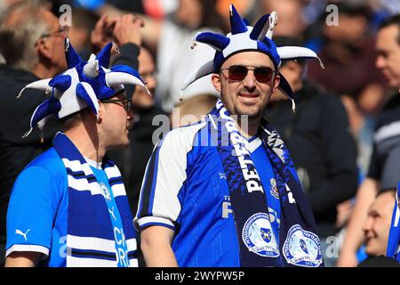 Londra, Regno Unito. 7 aprile 2024. I tifosi del Peterborough United si sono visti prima del calcio d'inizio durante la finale dell'EFL Trophy tra Peterborough United e Wycombe Wanderers al Wembley Stadium di Londra, Inghilterra, il 7 aprile 2024. Foto di Carlton Myrie. Solo per uso editoriale, licenza richiesta per uso commerciale. Non utilizzare in scommesse, giochi o pubblicazioni di singoli club/campionato/giocatori. Crediti: UK Sports Pics Ltd/Alamy Live News Foto Stock