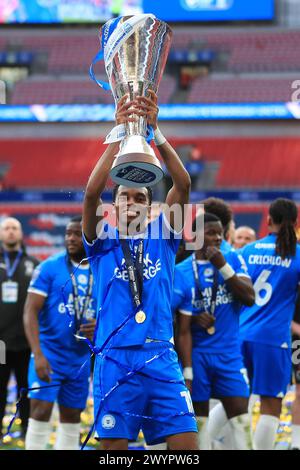 Londra, Regno Unito. 7 aprile 2024. Malik Mothersille del Peterborough United celebra con il trofeo durante la finale del trofeo EFL tra Peterborough United e Wycombe Wanderers al Wembley Stadium di Londra, Inghilterra, il 7 aprile 2024. Foto di Carlton Myrie. Solo per uso editoriale, licenza richiesta per uso commerciale. Non utilizzare in scommesse, giochi o pubblicazioni di singoli club/campionato/giocatori. Crediti: UK Sports Pics Ltd/Alamy Live News Foto Stock