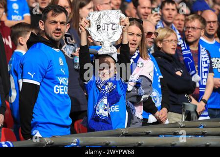 Londra, Regno Unito. 7 aprile 2024. I tifosi del Peterborough United si sono visti prima del calcio d'inizio durante la finale dell'EFL Trophy tra Peterborough United e Wycombe Wanderers al Wembley Stadium di Londra, Inghilterra, il 7 aprile 2024. Foto di Carlton Myrie. Solo per uso editoriale, licenza richiesta per uso commerciale. Non utilizzare in scommesse, giochi o pubblicazioni di singoli club/campionato/giocatori. Crediti: UK Sports Pics Ltd/Alamy Live News Foto Stock