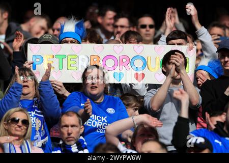 Londra, Regno Unito. 7 aprile 2024. I tifosi del Peterborough United si sono visti prima del calcio d'inizio durante la finale dell'EFL Trophy tra Peterborough United e Wycombe Wanderers al Wembley Stadium di Londra, Inghilterra, il 7 aprile 2024. Foto di Carlton Myrie. Solo per uso editoriale, licenza richiesta per uso commerciale. Non utilizzare in scommesse, giochi o pubblicazioni di singoli club/campionato/giocatori. Crediti: UK Sports Pics Ltd/Alamy Live News Foto Stock