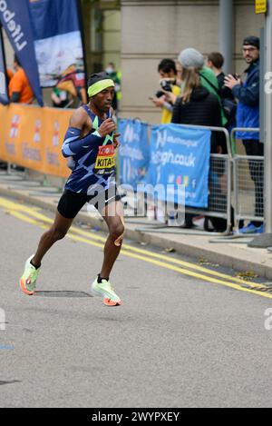 Shura KITATA, concorrente d'élite etiope maschile, 2021 London Marathon, Canary Wharf estate, East London, Regno Unito Foto Stock