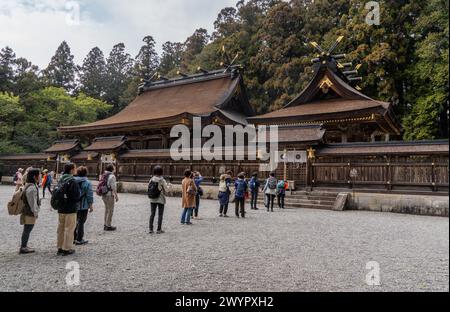 Pellegrini e vedute del santuario di Kumano Hongu lungo l'antica via di pellegrinaggio di Kumano Kodo vicino a Hongu, Giappone Foto Stock