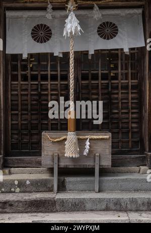 Pellegrini e vedute del santuario di Kumano Hongu lungo l'antica via di pellegrinaggio di Kumano Kodo vicino a Hongu, Giappone Foto Stock