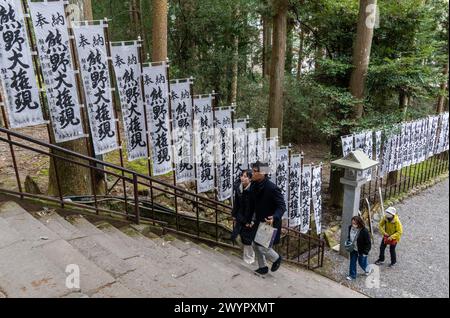 Pellegrini e vedute del santuario di Kumano Hongu lungo l'antica via di pellegrinaggio di Kumano Kodo vicino a Hongu, Giappone Foto Stock