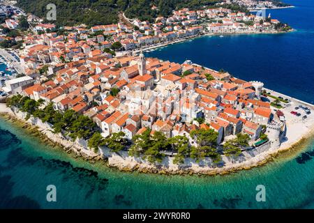 Korcula, Croazia: Veduta aerea del famoso centro storico di Korcula con chiesa medievale e fortificazioni Foto Stock