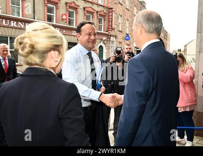 Il Taoiseach Leo Varadkar (centro) è accolto dal primo ministro Michelle o'Neill e Tanaiste Micheal Martin, mentre arriva per partecipare a una riunione del Consiglio ministeriale del Nord Sud (NSMC) presso la sede dell'NSMC ad Armagh. Data foto: Lunedì 8 aprile 2024. Foto Stock