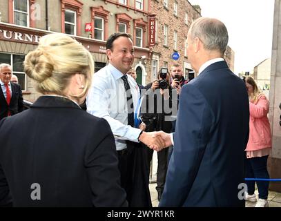 Il Taoiseach Leo Varadkar (centro) è accolto dal primo ministro Michelle o'Neill e Tanaiste Micheal Martin, mentre arriva per partecipare a una riunione del Consiglio ministeriale del Nord Sud (NSMC) presso la sede dell'NSMC ad Armagh. Data foto: Lunedì 8 aprile 2024. Foto Stock