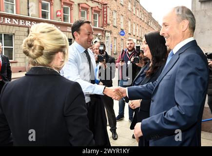 Il Taoiseach Leo Varadkar (centro) viene accolto dal Vice primo Ministro Emma Little-Pengelly, dal primo Ministro Michelle o'Neill (sinistra) e da Tanaiste Micheal Martin (destra) mentre arriva per partecipare a una riunione del Consiglio ministeriale del Nord Sud (NSMC) presso la sede dell'NSMC ad Armagh. Data foto: Lunedì 8 aprile 2024. Foto Stock