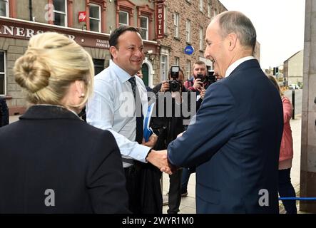 Il Taoiseach Leo Varadkar (centro) è accolto dal primo ministro Michelle o'Neill e Tanaiste Micheal Martin, mentre arriva per partecipare a una riunione del Consiglio ministeriale del Nord Sud (NSMC) presso la sede dell'NSMC ad Armagh. Data foto: Lunedì 8 aprile 2024. Foto Stock