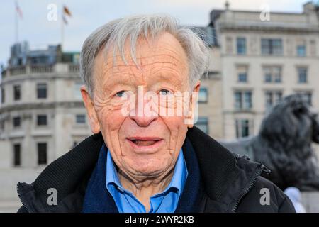 Alf Dubs, Alfred Dubs, Baron Dubs, pari e politico del Partito Laburista britannico, sorridendo su Trafalgar Square a Westminster, Londra Foto Stock