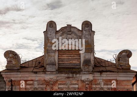 Frammento della facciata di un antico palazzo a Tver, Russia. Foto Stock