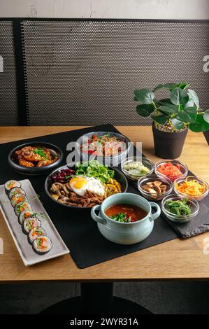 Un set di cibo asiatico sul tavolo. Una varietà di piatti asiatici. Foto Stock
