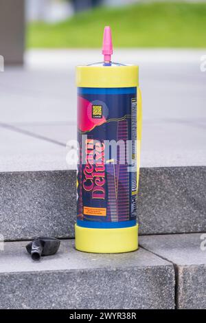 Leere Distickstoffmonoxid Kartusche, populär Lachgas genannt, und ein Luftballon, den Jugendliche zum Inhalieren genutzt wird *** cartuccia vuota di protossido di azoto, popolarmente chiamata gas ridendo, e un pallone usato dagli adolescenti per inalazione Nordrhein-Westfalen Deutschland, Germania GMS11491 Foto Stock