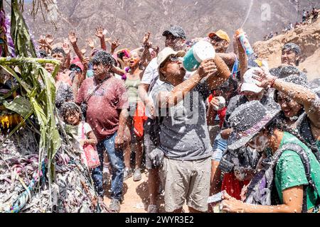 Persone che si godono il Carnevale annuale a Maimara, provincia di Jujuy, Argentina Foto Stock