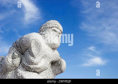 La scultura Scott Antarctic Memorial a Cardiff Bay commemora la sua partenza da Cardiff a bordo di Terra Nova il 15 giugno 1910 per il Polo Sud Foto Stock