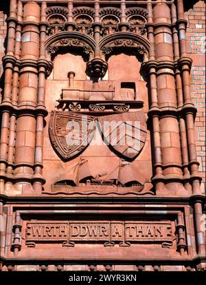 Coat of Arms nell'edificio Pierhead, riccamente decorato di grado i, un edificio vittoriano neo-gotico in mattoni rossi precedentemente sede della Bute Dock Company Foto Stock