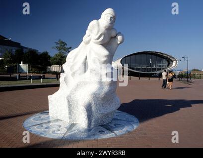 La scultura Scott Antarctic Memorial a Cardiff Bay commemora la sua partenza da Cardiff a bordo di Terra Nova il 15 giugno 1910 per il Polo Sud Foto Stock