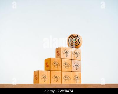 Piano netto zero. Riduzione dell'anidride carbonica, limitazione del cambiamento climatico, concetti di riscaldamento globale. Globo icona bersaglio sulla parte superiore del grafico a blocchi in legno a forma di cubo con gradino Foto Stock