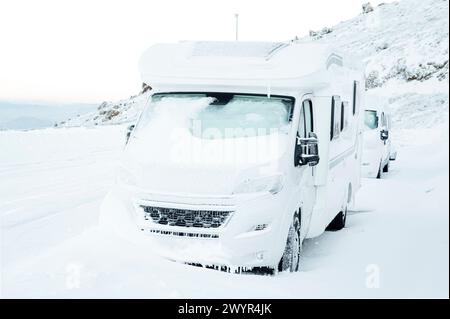 Camper in una tempesta di neve Sierra nevada. Spagna Foto Stock