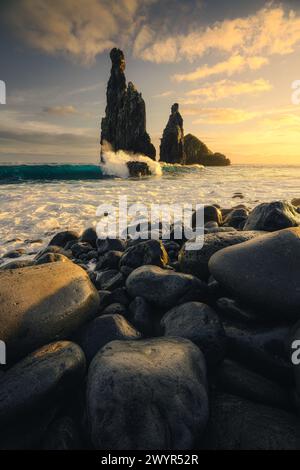 Vulcanica Sea Stacks a Ribeira da Janela, costa settentrionale di Madeira Foto Stock