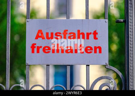 Düsseldorf 08.04.2024 Ausfahrt freihalten Autoausfahrt Parkverbot Privatparkplatz Feuerwehrzufahrt Düsseldorf Nordrhein-Westfalen Deutschland *** Düsseldorf 08 04 2024 tenere l'uscita libera uscita auto divieto di parcheggio Parcheggio privato accesso Vigili del fuoco Düsseldorf Renania settentrionale-Vestfalia Germania Foto Stock