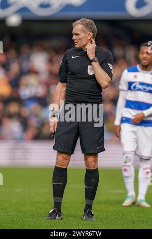 Londra, Regno Unito. 6 aprile 2024. Arbitro Graham Scott durante il Queens Park Rangers FC vs Sheffield Wednesday FC al MATRADE Loftus Road Stadium, Londra, Regno Unito il 6 aprile 2024 Credit: Every Second Media/Alamy Live News Foto Stock