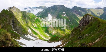 vista spettacolare dall'alto di una valle dei monti fagaras. paesaggio montuoso della romania in estate. popolare destinazione di viaggio Foto Stock