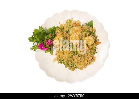 Tagliate a pezzi di spaghetti mimosa d'acqua saltati con gamberi su bianco isolato. Foto Stock