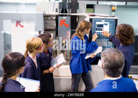 Politecnico, Università dei Paesi Baschi, Donostia, Gipuzkoa, Paesi Baschi. Studenti, laboratorio di macchine utensili, reparto di ingegneria meccanica. Foto Stock