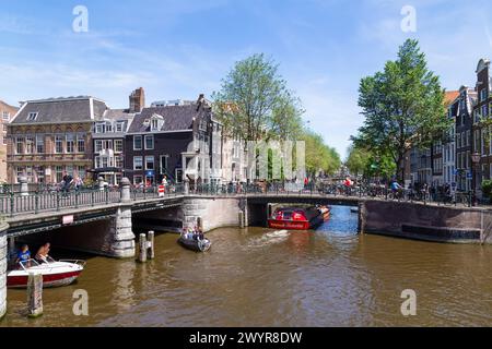 Convivialità e divertimento all'angolo tra Prinsengracht e Leidsegracht nel centro di Amsterdam. Foto Stock