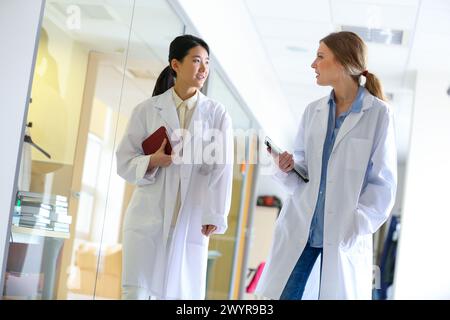 Ricercatori che camminano nel laboratorio del corridoio. Laboratorio di analisi chimica. Servizi tecnologici all'industria. Tecnalia Research & Innovation, Donostia, San Sebastian, Gipuzkoa, Paesi Baschi, Spagna. Foto Stock