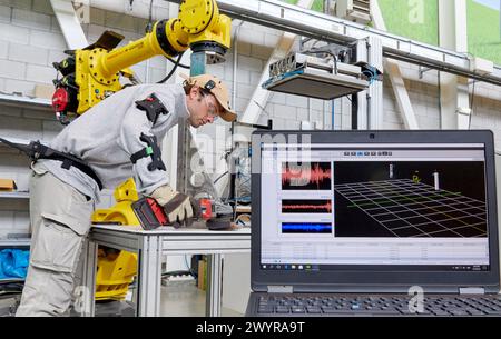 Progetto EXODYN, esoscheletri per la prevenzione dei disturbi muscoloscheletrici negli ambienti di lavoro, unità di salute, Centro tecnologico, Tecnalia Research & Innovation, Donostia, San Sebastian, Gipuzkoa, Paesi Baschi, Spagna. Foto Stock