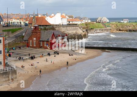 Cullercoats Bay e la stazione dei battelli di salvataggio RNLI vicino alla spiaggia di Cullercoats, North Tyneside, Regno Unito Foto Stock