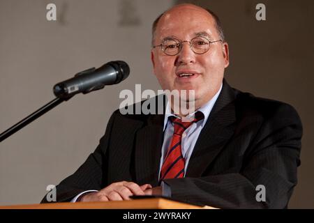 RECHTSANWALT und Politiker die Linke Gregor Florian Gysi bei seiner Rede zur Eröffnung der DDR-Bibliothek des früheren Tatort -Kommissars und Schauspielers Peter Sodann am 12.mai 2012 im sächsischen Staucha / bei Riesa. Die rund 500,000 DDR-Bücher umfassende Sammlung von Peter Sodann befindet sich seit novembre 2010 in dem kleinen Ort zwischen Meißen und Riesa. Cappello SIE in einem sanierten Rittergut ihren Platz gefunden. Sodann sammelt seit 1992 Bücher aus DDR-Produktion, um sie vor der Vernichtung zu bewahren. In Staucha soll die Sammlung auch wissenschaftlich aufgearbeitet werden und ein klein Foto Stock